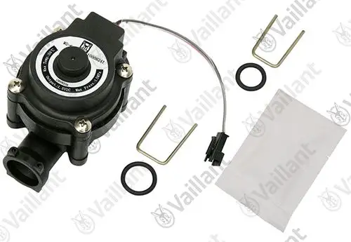 Vaillant-Wasserpumpe mit elektrischen Anschlüssen, einem Gehäuse und Zubehörteilen wie O-Ringen und Federn in einer transparenten Verpackung.